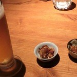 炭や吟蔵 - ビールと焼酎のロック、付き出しは自家製十穀もろ味噌。