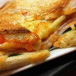 カフェ　ベローチェ - モーニングC トーストサンド とろ～りチーズ＆ハム（断面）