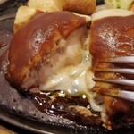 ステーキのどん - ハンバーグの断面チーズがトロ~ン( ﻿˶﻿´⚰︎`˵﻿ )♪
