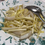 登龍 - メニューにはない。黄韮とイカ炒めお願いして作ってもらいました。その場で二つ返事で。さすが登龍さん