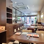 ラヴィンニュアターブル - 店内のテーブル席の風景です