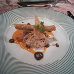 日和庵 - ④ポワソン（魚料理） 水の波紋のような、幾何学デザインの皿が目を引く。