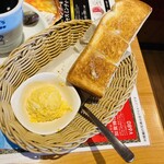 コメダ珈琲店 - トースト…たまごペーストをのせるとサクッと優しい味わい(●´ω｀●)