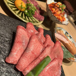 Wagyu Ue-Go Mesuu Shi To Jukusei Gyuushi Taniku Ya Ichiyuku - 熟成上タン 2人前 2858円
                和牛ハラミ刺し 1429円
                山芋キムチ 549円
                ソーセージ 769円