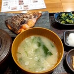 Sumibiyakiwameshidokoro shimpachishokudou - 鮭西京漬け定食と小松菜ナムル