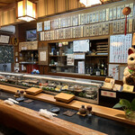 寿し辰 - 冷蔵ケースにはネタがずらり。