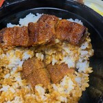 浅野屋 - 特上は、ご飯の中に鰻が2切れ隠れています