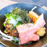 なんか喰ぃ亭 - 肉盛ﾊﾝﾊﾞｰｸﾞ丼