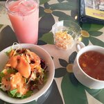 ミラマハル - ストロベリーラッシーにしました。サラダも平均点以上