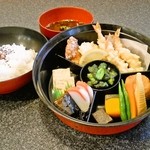 Mon'Ya - もんやの昼といえばやっぱりこれ！「もんや弁当　７８０円」