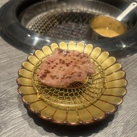 牛に金棒 麻布十番 - 特上タン フォアグラバター醤油