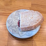 La Stalla - 全粒粉多めの桃のパン。