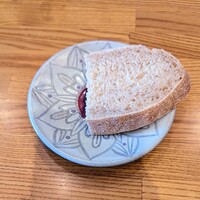 La Stalla - 全粒粉多めの桃のパン。