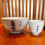 魚登久 - 丼と湯呑がオリジナルの可愛らしい器