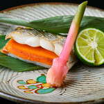 Akasaka Kenmochi - 太刀魚と唐墨の笹焼
