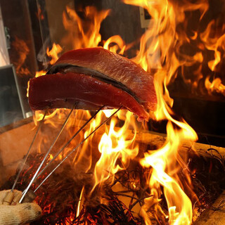 800度以上の炎で焼き上げる！名物・藁焼き！