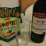 ファミリーマート - ドリンク写真:じゃがりこサラダbit124円(税込)・赤ワイン580円(税込)