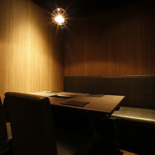 小人数様でもお寛ぎいただける2～4名様テーブル。