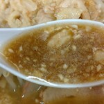 ラーメン二郎 - 攪拌すると色味も濃いし味はもっと濃い