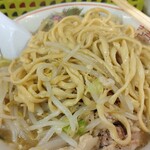 ラーメン二郎 - 茹で加減は抜群、好みのど真ん中