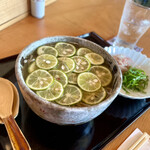 お蕎麦 結 - 今年初のすだち蕎麦、待ってました！！！汁の出汁が効きまくって、すだちと合う、そして帰山ハイボールとも合う！