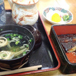 「亀」の2段目（堅焼きの蒲焼き）－1口食べてしまった－と肝吸い