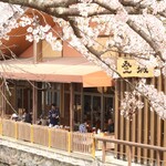 登城 - 桜と登城テラス席。登城自慢の景観です。