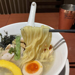 酒肴場 屯 - ツルッとしていてコシのある平打ち麺の食感も素晴らしい！