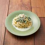 Young chicken and spinach cream sauce spaghetti