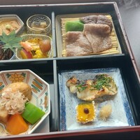 京都 吉兆 名古屋店 - これが本物の松花堂弁当。左上八寸、左下ひろうすなどの炊き合わせ、右下焼き物スズキ、右上牛すき焼き。どれも繊細でなのにしっかり味が付いていて、とても美味しかったです。