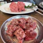 Yakiniku Shokudou Seisuien - 肉付ホルモン　880円