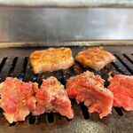 Yakiniku Shokudou Seisuien - 肉付ホルモン　880円