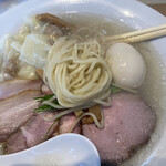 宍道湖しじみ中華蕎麦 琥珀 - 柔らかめの中細ストレート麺がしじみ出汁の塩スープと合う