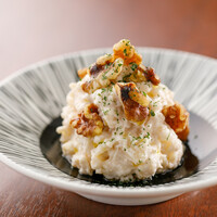 燻製チーズとナッツのポテトサラダ