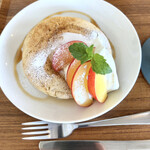 MADOI - すももとホイップクリームとメープルシロップのパンケーキ