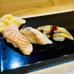 立喰い寿司 鮨處八千代 - 炙り三種盛り（サーモン、のどぐろ、穴子）