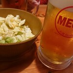 鳥貴族 - メガビールとおかわり出来るキャベツ