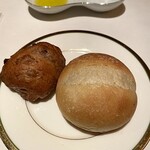 ラ・プロヴァンス - お代わり自由のパン2種