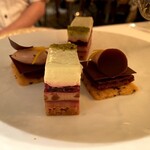 ラ・プロヴァンス - ピエール・エルメアフタヌーンティー⑤下段：チーズケーキ・モザイク、ショコラオランジュ