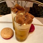 ラ・プロヴァンス - ピエール・エルメアフタヌーンティー③上段：エモーション・サティーヌ、マカロン・ジャルダン・ド・ミゾール