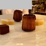 ラ・プロヴァンス - ピエール・エルメアフタヌーンティー④中段：生チョコレート、カヌレ、ケークシトロン