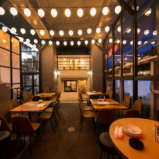 テラス席で大型スクリーンで一味違う場所もご用意しております！