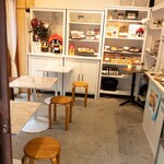 うなぎいもストア - グッズやスイーツお菓子が並んでいます。