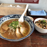 中国麺 青龍 - しょうゆラーメンと、ミニ焼豚