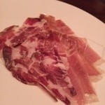 バーグレース - 左:イタリア産生ハム、コッパ。右:ハモン・セラーノ