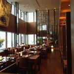 梢 - 天井高い店内