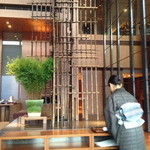 梢 - 和服美人がおしぼり＆お茶の用意中