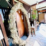 Kuzuryuu Soba - お店入り口　　神社にある、茅の輪くぐりを配置し、入店する事で、厄祓い・無病息災を祈るの…ね？