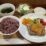 キッチン ブルー グローブ - 牛挽肉と里芋のテリ ーヌ　シャルキュティエールソース