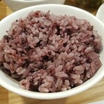 キッチン ブルー グローブ - 黒米大盛りのアップ